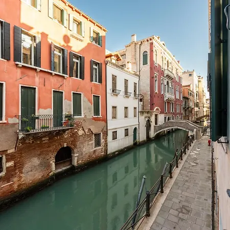 Just Urban Stays - 3-Br Canal View Apartment - 9 Min Piazza San Marco Apartman