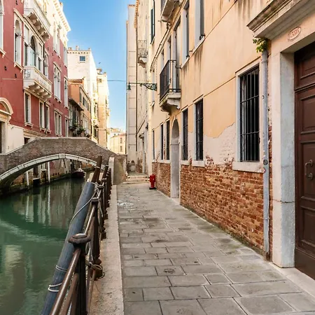 Apartman Just Urban Stays - 3-Br Canal View Apartment - 9 Min Piazza San Marco *