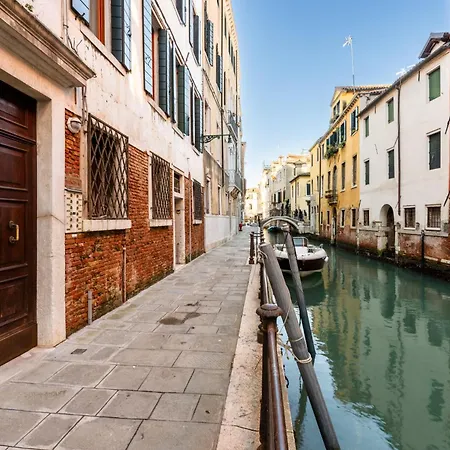 Apartman Just Urban Stays - 3-Br Canal View Apartment - 9 Min Piazza San Marco