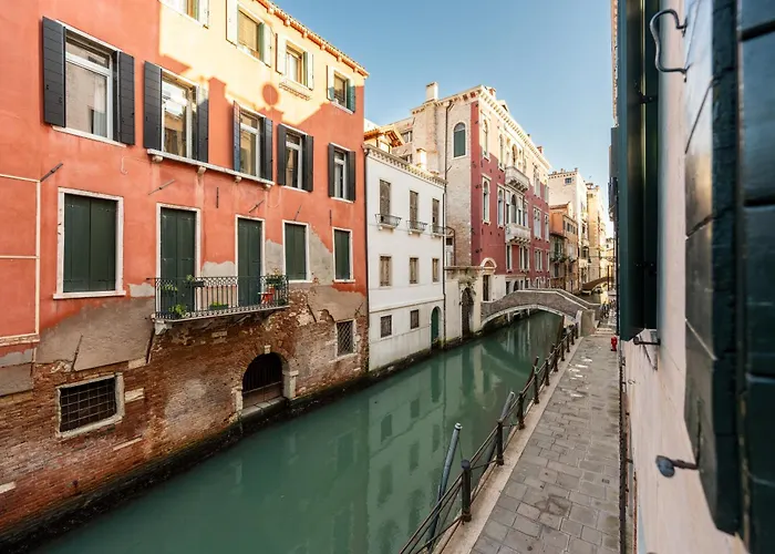 Just Urban Stays - 3-Br Canal View Apartment - 9 Min Piazza San Marco Apartman