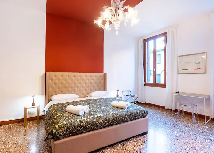 Just Urban Stays - 3-Br Canal View Apartment - 9 Min Piazza San Marco Apartman *