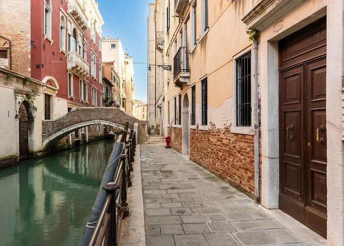 Apartman Just Urban Stays - 3-Br Canal View Apartment - 9 Min Piazza San Marco *
