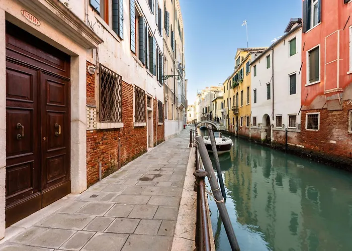 Apartman Just Urban Stays - 3-Br Canal View Apartment - 9 Min Piazza San Marco